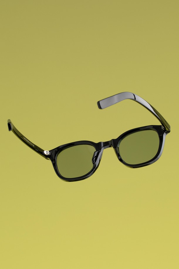 Yleen(와이린) 블랙 선글라스 3컬러는 미니멀 디자인과 윙포인트 디테일로 세련된 스타일을 연출합니다. 블랙, 그린, 오렌지 3가지 컬러로 출시되어 다양한 스타일에 매치하기 좋으며, 모든 얼굴형에 잘 어울립니다. TR 소재로 제작되어 가볍고 편안한 착용감을 제공하며, 일상생활에서 자외선으로부터 눈을 보호해 줍니다. 무도수 렌즈를 포함하여 시력 보호와 스타일리시함을 동시에 잡았으며, 선글라스, 케이스, 렌즈 클리닝천으로 구성되어 있습니다. 여행룩과 휴가룩에 포인트를 더해줄 Yleen(와이린) 선글라스는 캐주얼, 클래식 스타일을 즐겨 입는 분들께 추천합니다.
