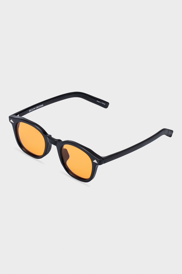 와이린 블랙 선글라스 3컬러는 미니멀하고 트렌디한 스타일을 추구하는 분들을 위한 선글라스입니다. 블랙, 그린, 오렌지 3가지 컬러로 출시되어, 여행룩과 클래식 스타일에 잘 어울립니다. TR 소재로 제작되어 편안한 착용감을 제공하며, 윙 포인트 디테일과 미니멀 디자인이 돋보입니다. 모든 얼굴형에 잘 어울리도록 디자인되었으며, 자외선 차단 기능을 갖춰 눈 건강을 보호합니다. 선글라스 케이스와 렌즈 클리닝 천이 함께 구성되어 실용성을 더했습니다.
