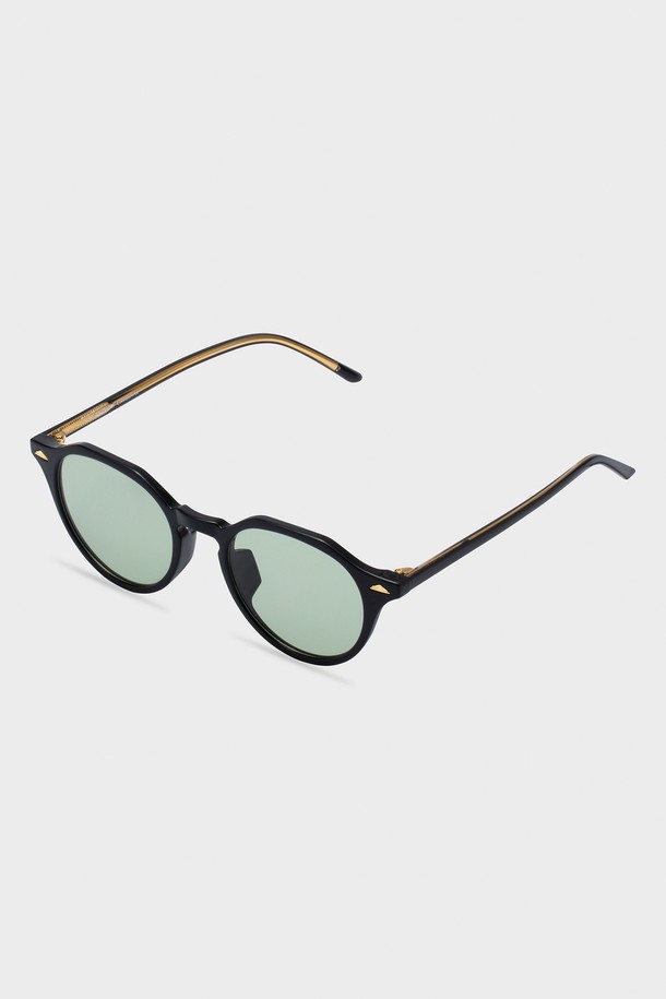 Yleen (와이린) RED 선글라스 3 COLOR는 TR과 Metal 소재로 제작된 공용 선글라스입니다. Black Green, Orange 두 가지 컬러로 출시되었으며, UV 차단 및 경량 기능을 제공하여 일상생활에서 편안하게 착용할 수 있습니다. 미니멀한 디자인에 브랜드 프린트와 포인트 장식이 더해져 세련된 스타일을 연출하며, 여행룩과 휴가룩에 잘 어울립니다. 유니버설 프레임 형태에 비처방 렌즈가 포함되어 있으며, 케이스와 렌즈 클로스가 함께 제공됩니다. 또한 수동으로 프레임 조절이 가능하여 더욱 편안한 착용감을 선사합니다.
