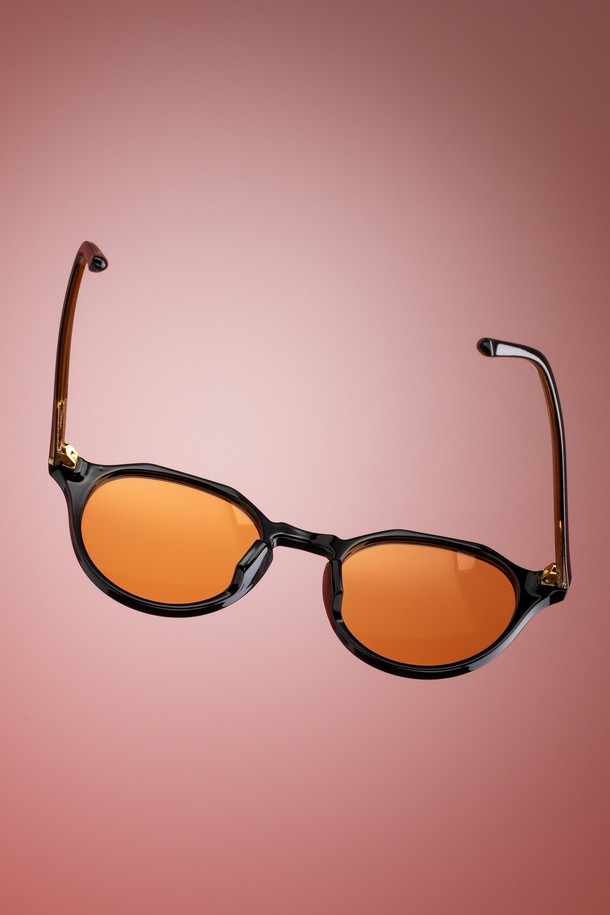 와이린 레드 선글라스 3 컬러는 트렌디하고 미니멀한 스타일의 선글라스입니다. 오렌지, 블랙, 그린 3가지 컬러로 출시되어 다양한 스타일링에 활용하기 좋습니다. TR과 메탈 소재로 제작되어 가볍고 편안한 착용감을 제공하며, UV 차단 기능으로 눈 건강을 보호합니다. 일상, 여행룩, 휴가룩 등 다양한 TPO에 매치하기 좋으며, 미니멀, 클래식, 캐주얼 스타일을 연출할 수 있습니다. 99.99% UV 차단율을 자랑하며, 렌즈 클리닝 천과 케이스가 포함되어 실용적입니다.
