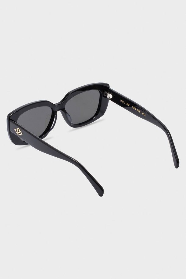 NEW BEE NO.3 SUNGLASS 선글라스는 아세테이트와 메탈 소재로 제작되어 견고하며, UV400 아크릴 렌즈를 사용하여 99%의 자외선 차단 기능을 제공합니다. 블랙, 베이지, 호피 3가지 색상으로 출시되었으며, 로고 디자인과 무지 패턴으로 어떤 스타일에도 잘 어울립니다. 일상생활에서 착용하기 좋으며, 선글라스 케이스와 클리닝 천이 함께 제공됩니다.
