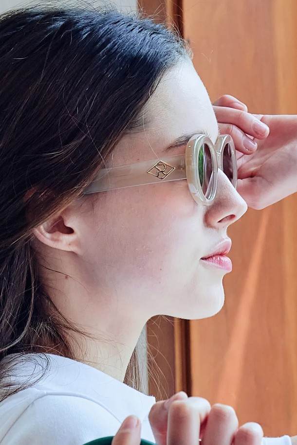 CREAM NO.1(크림 넘버원) 선글라스는 블랙, 화이트, 코코아 핑크 4가지 컬러로 출시되어, 일상과 여행, 휴가룩에 모두 잘 어울립니다. 폴리카보네이트와 메탈 소재로 제작되어 견고하며, CR-39 렌즈와 UV400 차단 기능으로 자외선으로부터 눈을 보호합니다. 렌즈 폭 49mm, 프레임 폭 142mm, 템플 길이 150mm로, 클래식, 미니멀, 캐주얼 스타일 모두 소화 가능한 디자인입니다. 렌즈에는 R 로고 장식이 더해져 세련된 포인트를 더합니다. 브릿지 15mm로 편안한 착용감을 선사합니다.
