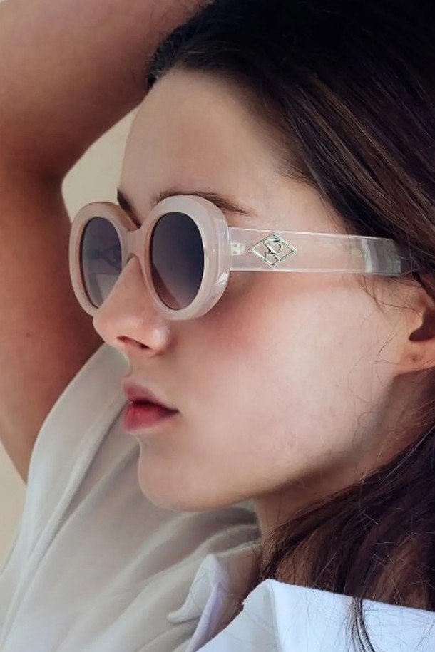 CREAM NO.1 (크림 넘버원) 선글라스는 블랙, 화이트, 코코아 핑크 4가지 컬러로 출시되어, 당신의 스타일에 개성을 더해줄 아이템입니다. 폴리카보네이트와 메탈 소재로 제작되어 튼튼하며, 유니크한 디자인에 R 로고 장식이 돋보입니다. UV 400 선블록 렌즈를 사용하여 99.9% 자외선 차단 기능을 제공하여 일상생활에서 눈을 안전하게 보호해 줍니다. 미니멀하고 클래식한 스타일로 다양한 룩에 매치하기 좋으며, 케이스 및 렌즈 클리너가 함께 제공됩니다. 기본 렌즈는 도수 없는 렌즈로, 광학 매장에서 시력에 맞춰 조절 가능합니다.
