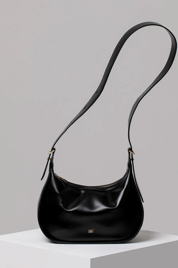 HALF MOON BAG (하프 문 백) 3 COLOR는 여성용 숄더백입니다. 미니멀, 시크, 클래식 스타일을 추구하는 여성들을 위해 블랙, 실버, 화이트 3가지 색상으로 출시되었습니다. 인조가죽 소재의 미디엄 사이즈 반원 형태 가방으로, 트렌디한 무드와 내추럴한 광택이 특징입니다. 미니 로고 장식과 조절 가능한 스트랩 (36-59cm)으로 디자인되었으며, 넉넉한 수납공간과 견고한 내부 마감, 지퍼형 잠금 방식으로 실용성을 더했습니다. 데이트룩, 쇼핑룩 등 일상에서 미니멀한 스타일을 연출하기에 좋습니다.
