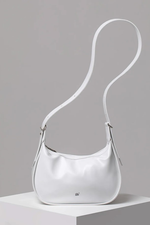 하프 문 백 (HALF MOON BAG) 3 컬러는 여성용 호보백입니다. 미니멀한 스타일로 블랙, 실버, 화이트 3가지 색상으로 출시되었으며, 인조가죽 소재에 자연스러운 광택이 돋보입니다. 반원 형태의 미디엄 사이즈 가방으로, 내부 수납공간이 넉넉하고 지퍼로 잠금 처리가 가능합니다. 스트랩 길이 조절이 가능하며, 미니 로고 디자인으로 포인트를 더했습니다. 쇼핑룩, 카페룩, 미니멀, 클래식, 시크 스타일 연출에 적합한 데일리 백입니다.
