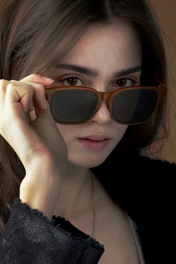 **비108 썬글라스 4 COLOR**는 미니멀한 디자인과 클래식, 캐주얼 스타일을 아우르는 선글라스입니다. 블랙 베이지, DC U / 브라운 그레이 2가지 컬러로 출시되었으며, 폴리카보네이트와 메탈 소재를 사용하여 제작되었습니다. UV400 렌즈와 데모렌즈를 갖춰 일상에서의 자외선 차단 기능을 제공하며, 여행룩, 카페룩 등 다양한 TPO에 활용하기 좋습니다. 구성품으로는 선글라스 케이스와 클리닝 천이 포함되어 있으며, 조절 가능한 템플과 코패드로 편안한 착용감을 선사합니다. 또한, 처방렌즈 교체가 가능하여 시력 보정용으로도 사용할 수 있습니다.
