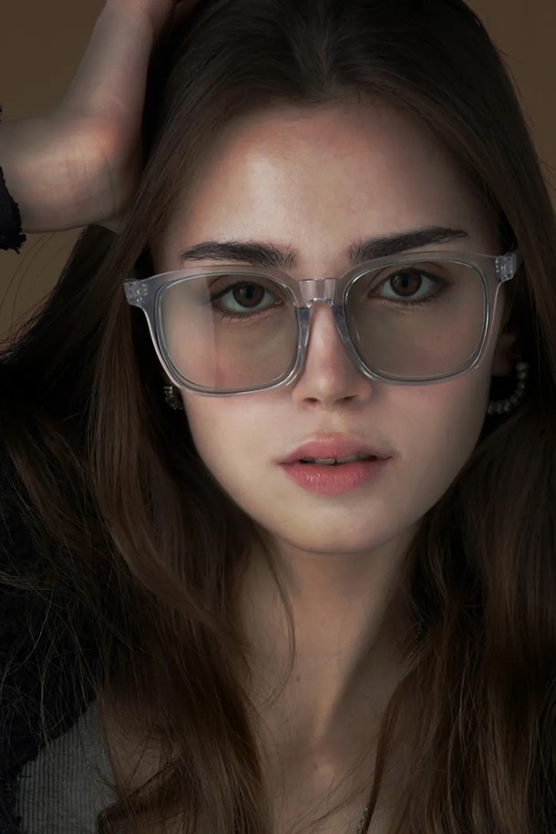 B108 썬글라스 4 COLOR는 미니멀한 디자인과 클래식, 캐주얼 스타일을 모두 아우르는 공용 선글라스입니다. 블랙 베이지, 브라운 그레이 2가지 색상으로 출시되었으며, 폴리카보네이트, 메탈, 아크릴 소재를 사용하여 제작되었습니다. 자외선(UV)을 99.9% 차단하는 UV400 렌즈와 조절 가능한 템플, 코패드를 통해 편안한 착용감을 제공합니다. 여행룩, 휴가룩 등 다양한 TPO에 매치하기 좋으며, 썬글라스 케이스와 클리닝 천이 함께 제공됩니다.
