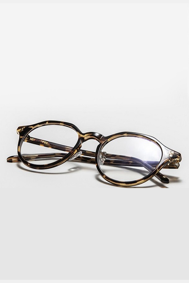 B010 글래스 3 컬러 안경테는 여성 고객을 위한 플라스틱 소재의 원형 안경테입니다. 브라운 컬러로 클래식하면서도 미니멀한 스타일을 연출하며, 사계절 내내 착용하기 좋습니다. 데일리, 베이직한 디자인으로 어떤 룩에도 자연스럽게 어울립니다.
