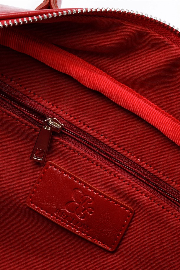 SIO 바게트 백 레드는 클래식하고 베이직한 스타일을 선호하는 여성분들을 위한 데일리 백입니다. 미디엄 사이즈의 사각 쉐입으로, 로고 디테일과 바닥 장식이 돋보이는 디자인입니다. 부드러운 광택감의 합성가죽과 면 소재를 사용했으며, 내부 지퍼 포켓과 실용적인 수납공간, 가벼운 착용감을 제공합니다. 마그네틱형 잠금 방식으로 편리하게 사용할 수 있으며, 스트랩 길이는 고정되어 있습니다. 쇼핑룩이나 모임룩에 매치하여 미니멀하고 캐주얼한 스타일을 연출해보세요.
