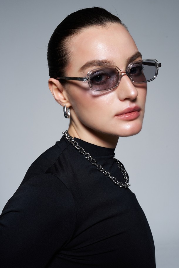 FINN 선글라스 3 COLOR는 남녀 모두 착용 가능한 미니멀하고 모던한 스타일의 스퀘어형 선글라스입니다. 블랙과 크리스탈 두 가지 색상으로 출시되었으며, TR소재 프레임으로 제작되어 가볍고 고탄성으로 편안한 착용감을 제공합니다. UV 차단 기능으로 자외선으로부터 눈을 보호하며, 데이트룩, 여행룩, 모임룩 등 다양한 TPO에 활용 가능합니다. 슬림한 프레임 디자인은 클래식, 시크한 스타일을 연출하며, 처방 렌즈 교체도 가능합니다. 렌즈 클리닝 천과 케이스가 함께 제공됩니다.
