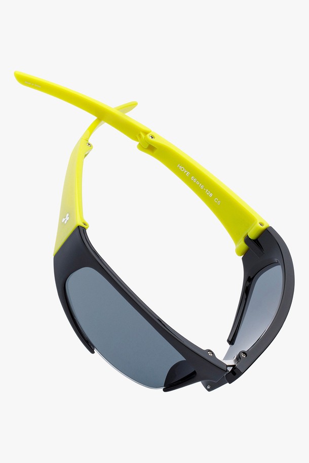 HOYE 선글라스 5 컬러는 스포츠와 일상에서 모두 활용 가능한 공용 선글라스입니다. 블랙과 옐로우의 투톤 디자인으로, 경량 플라스틱 소재를 사용하여 편안한 착용감을 제공합니다. UV 차단 기능으로 눈을 보호하며, 렌즈 교체가 가능하여 다양한 환경에 맞춰 사용할 수 있습니다. 휴가룩과 러닝룩에 스포티한 스타일을 더해주는 아이템입니다.
