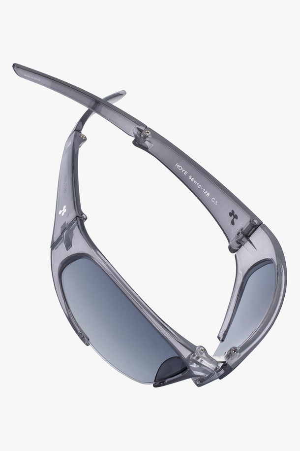 HOYE SUNGLASS (HOYE 선글라스) 5 COLOR는 일상과 스포츠 활동에 모두 적합한 공용 선글라스입니다. 블랙, 그레이 2가지 색상으로 제공되며, 봄, 여름 계절에 착용하기 좋습니다. 플라스틱 소재로 제작되었으며, 스포티하고 캐주얼한 스타일을 연출합니다. 자외선 차단 기능이 있으며, 렌즈 일체형과 스포티한 디자인, 프레임 디자인이 특징입니다.
