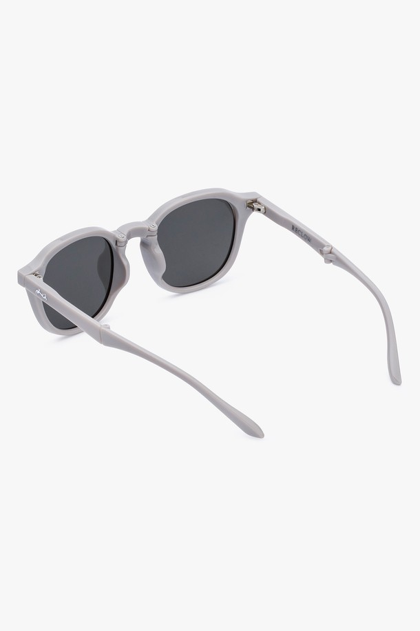 [예약배송] 지헤이 선글라스 4 컬러는 미니멀하고 캐주얼한 스타일의 선글라스입니다. 공용으로 사용할 수 있으며, 봄, 여름 계절에 착용하기 좋습니다. 자외선 차단 기능을 갖춘 플라스틱 소재의 무지 선글라스로, 그레이 컬러를 제공합니다. 접이식, 폴딩 디자인으로 휴대와 보관이 용이합니다. 일상생활에서 편안하게 착용할 수 있는 실용적인 아이템입니다.
