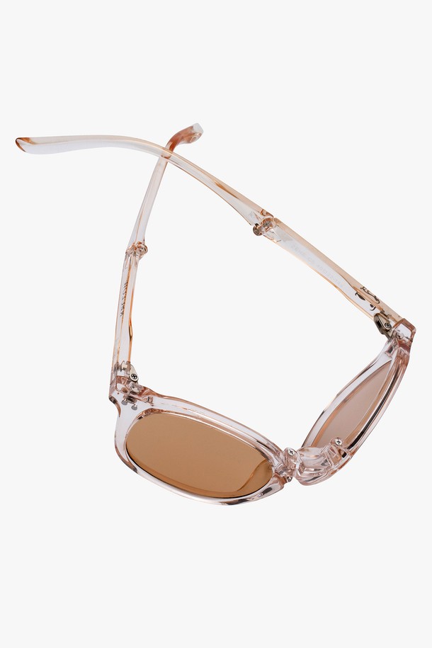 [예약 배송] 제헤 선글라스 4컬러는 미니멀하고 베이직한 스타일의 오버사이즈 선글라스입니다. 투명, 브라운 컬러의 아세테이트 프레임으로 제작되었으며, 브라운 렌즈가 자외선을 효과적으로 차단해 줍니다. 여행룩, 휴가룩과 같은 TPO에 잘 어울리며, 미니멀, 클래식, 캐주얼 스타일을 연출하기 좋습니다. 클리어 프레임 디자인으로 시원하고 세련된 느낌을 더해줍니다. 봄, 여름 시즌에 데일리하게 착용하기 좋은 아이템입니다.
