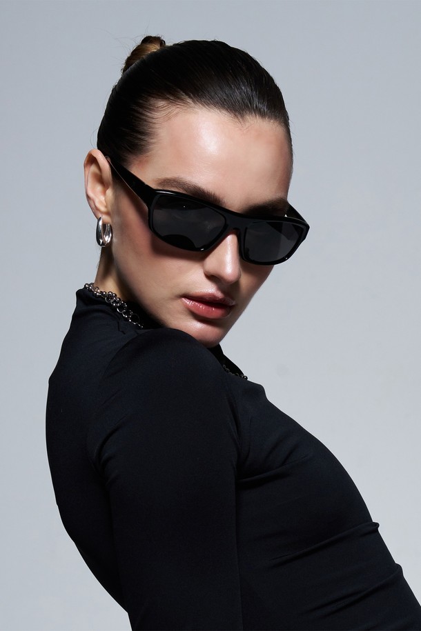 GEM SUNGLASS (젬 선글라스) 3 COLOR는 공용으로 착용 가능한 미니멀하고 클래식한 스타일의 선글라스입니다. 블랙, 매트블랙, HOPI 3가지 컬러로 출시되었으며, TR소재를 사용하여 내구성과 고탄성을 갖췄습니다. UV400 보호 기능과 99.99% 자외선 차단 기능을 제공하여 봄, 여름철 눈 건강을 지켜줍니다. 무지 디자인에 무도수 렌즈를 사용하여 편안하게 착용할 수 있으며, 유니섹스 디자인으로 누구나 부담 없이 즐길 수 있습니다.