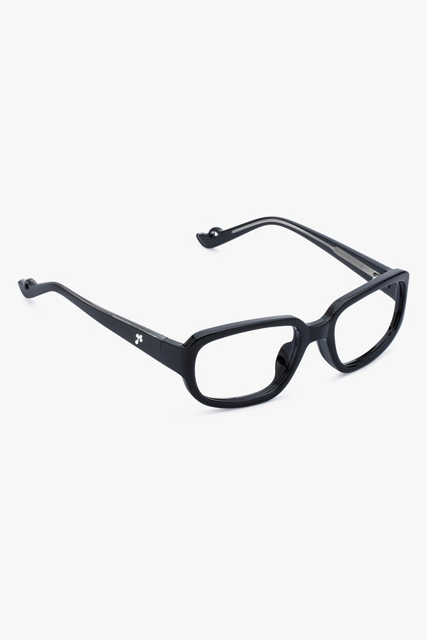 NOAH GLASS BLACK(노아 글래스 블랙) 선글라스는 미니멀하고 모던한 스타일을 추구하는 분들을 위한 아이템입니다. 플라스틱 소재의 블랙 프레임과 블랙 렌즈가 시크한 매력을 더하며, 사계절 내내 착용하기 좋습니다. 오버사이즈 프레임과 두꺼운 디자인으로 트렌디함을 강조하고, 자외선 차단 기능으로 눈 건강까지 챙길 수 있습니다. 일상생활에서 스타일리시하게 연출하기 좋은 실용적인 선글라스입니다.
