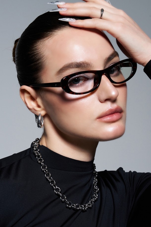 AUBE GLASS 3 COLOR(오브 글라스 3 컬러)는 미니멀하고 모던한 스타일의 안경테입니다. 블랙과 호피 브라운 두 가지 색상으로 출시되었으며, TR, Metal, Acrylic(아크릴) 소재를 사용하여 제작되었습니다. UV 차단 기능과 렌즈 교체가 가능한 실용적인 제품으로, 일상생활은 물론 카페룩과 데이트룩에도 잘 어울립니다. 알파벳 R 디자인을 기반으로 부드러운 곡선과 클로버 모티프 디테일이 돋보이며, 데모 렌즈와 케이스, 렌즈 클리닝 천을 함께 제공합니다.
