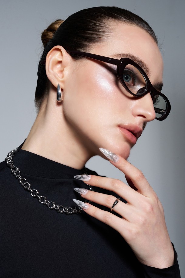 AUBE GLASS 3 COLOR(오브 글라스 3 컬러)는 남녀 모두 착용 가능한 유니섹스 디자인의 안경테입니다. 브라운과 블랙 두 가지 색상으로 출시되었으며, 미니멀하고 지적인 스타일을 연출합니다. 초경량 TR 소재와 아크릴 소재를 사용하여 편안한 착용감을 제공하며, 고탄성으로 내구성을 높였습니다. 슬림 오벌 프레임 디자인으로 오피스룩에 잘 어울리며, UV 차단 기능과 처방 렌즈 교체가 가능합니다. 착탈식 렌즈와 데모 렌즈가 포함되어 있어 실용적입니다.
