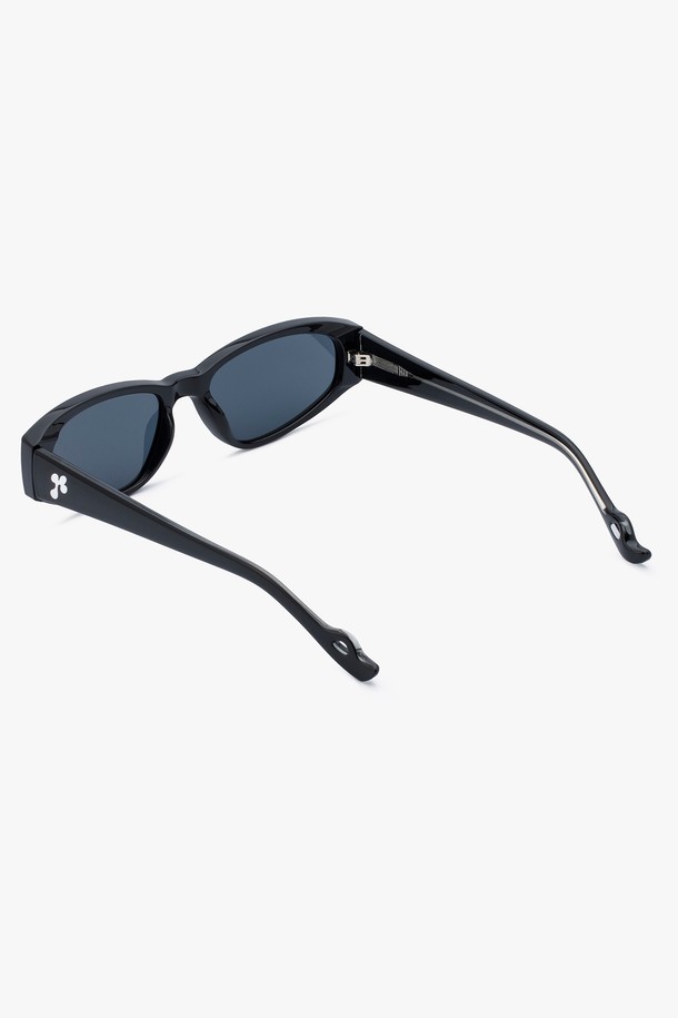 HARVEY 선글라스 4 COLOR는 남녀 모두 착용 가능한 유니섹스 선글라스입니다. 미니멀, 모던, 시크한 스타일을 추구하며, 여행룩과 휴가룩에 잘 어울립니다. 블랙, 브라운 그린, 매트 블랙 3가지 색상으로 출시되었으며, TR소재와 UV400 렌즈를 사용하여 99.99% 자외선 차단 기능을 제공합니다. 오벌 프레임과 라이징 엔드피스 디자인, 무지 패턴으로 세련된 멋을 더했습니다. 고탄성, 경량 디자인으로 편안한 착용감을 선사하며, 다양한 얼굴형에 잘 어울립니다.
