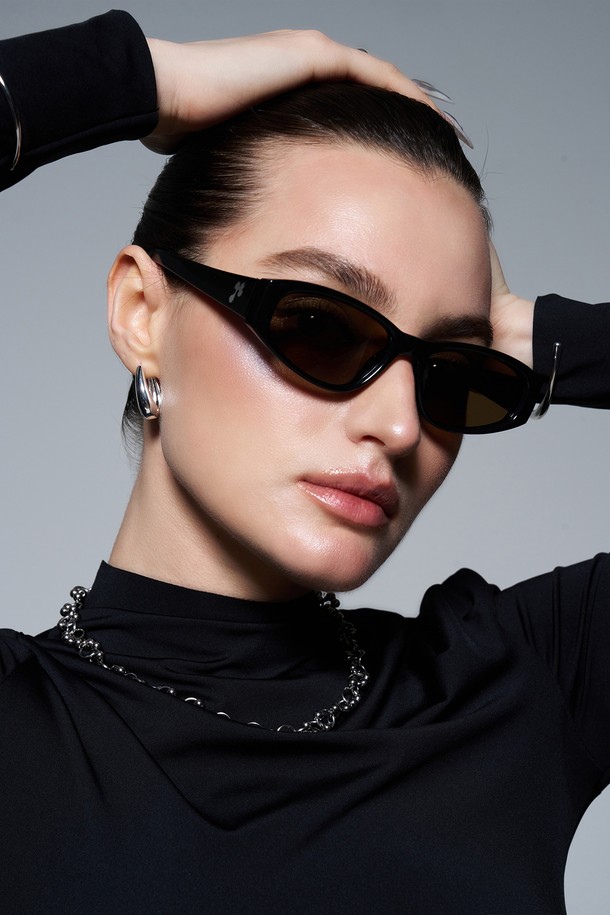 HARVEY (하비) 선글라스 4 COLOR는 미니멀하고 모던한 스타일을 추구하는 분들을 위한 선글라스입니다. 블랙, 브라운, 그린, 매트 블랙 4가지 색상으로 출시되어, 어떤 스타일에도 자연스럽게 어울립니다. TR 소재와 UV400 렌즈를 사용하여 99.99% 자외선 차단 기능을 제공하며, 고탄성과 내구성으로 편안한 착용감을 선사합니다. 스퀘어 오벌 프레임과 클로버 모티브 디자인 장식은 도시적인 무드를 더하며, 카페룩, 여행룩 등 다양한 TPO에 활용 가능합니다. 구성품으로는 선글라스 케이스와 렌즈 클리닝 천이 포함되어 있습니다.
