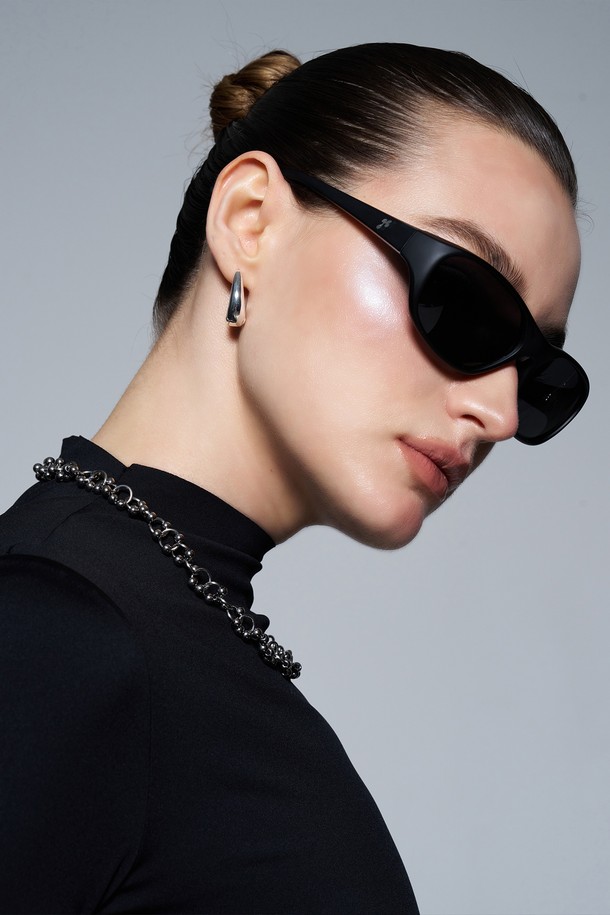 CORA 선글라스 3 COLOR는 미니멀하고 모던한 스타일을 추구하는 분들을 위한 선글라스입니다. TR 소재를 사용하여 가볍고 편안한 착용감을 제공하며, 봄, 여름철 일상, 여행, 휴가 시 활용하기 좋습니다. Matte Black과 Black HOPI 두 가지 색상으로 출시되었으며, 고글 스타일 프레임과 클로버 쉐입 디자인이 특징입니다. UV 차단 기능을 갖춰 자외선으로부터 눈을 보호하며, 처방렌즈 호환이 가능하여 더욱 실용적입니다. 선글라스 케이스와 렌즈 클리닝 천이 함께 제공됩니다.
