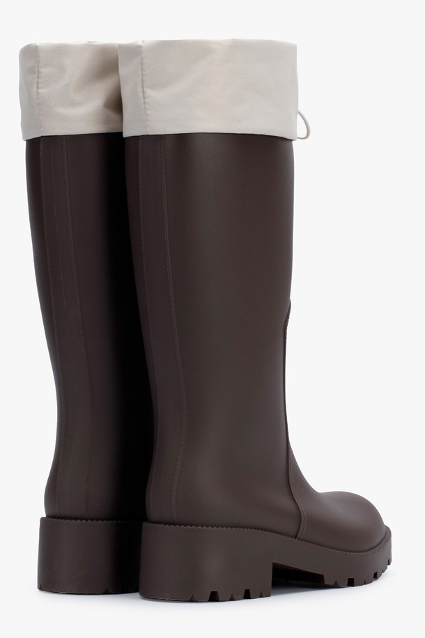 HOU LONG(호우 롱) 레인 부츠 5 컬러는 여성용 레인부츠입니다. 라운드 앞코에 5cm 청키힐을 적용하여 안정적인 착화감을 제공하며, 블랙, 브라운, 그레이, 아이보리, 레몬 5가지 컬러로 출시되었습니다. 롱부츠 디자인에 카프(calf) 라인이 돋보이며, 상단 스트랩과 셔링 디테일이 더해져 스타일리시함을 더했습니다. 논슬립 아웃솔과 방수, 미끄럼 방지 기능을 갖춰 일상생활과 우천 시에도 안전하게 착용할 수 있습니다. PVC 소재에 원형 로고 패턴으로 미니멀, 클래식, 캐주얼 스타일을 연출해보세요.
