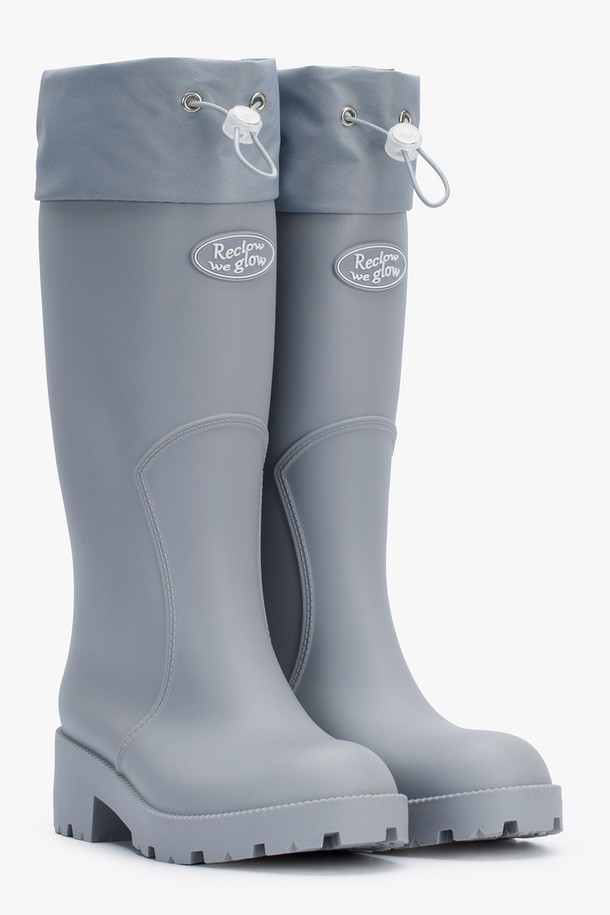 HOU 롱 레인 부츠는 5가지 다채로운 컬러(블랙, 브라운, 그레이, 아이보리, 레몬)로 출시되어 넉넉한 선택지를 제공합니다. 일상과 우천 시 모두 활용 가능한 이 부츠는 5cm 통굽 디자인과 셔링 탑라인으로 캐주얼하면서도 미니멀한 스타일을 연출합니다. 논슬립 아웃솔과 넓은 아웃솔 디자인으로 미끄럼 방지 기능을 갖췄으며, 방수 소재(PVC)와 커프 디테일로 실용성을 더했습니다. 부츠와 함께 더스트백이 포함되어 보관 또한 용이합니다.
