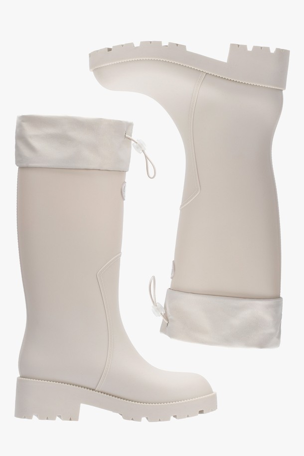 HOU LONG 레인 부츠 5 컬러는 여성용 레인부츠로, 일상생활과 우천 시 모두 활용 가능합니다. 블랙, 브라운, 그레이, 아이보리, 레몬 5가지 다채로운 컬러로 출시되어, 여행룩, 캐주얼, 미니멀, 클래식 등 다양한 스타일을 연출할 수 있습니다. 5cm 청키힐과 롱부츠 디자인으로 다리 라인을 더욱 돋보이게 하며, PVC 소재에 원형 로고 디테일, 미끄럼 방지 밑창, 넓은 밑창 설계, 상단 스트랩 디자인으로 기능성과 스타일을 모두 갖췄습니다. 먼지백과 패키지 박스도 함께 제공됩니다.
