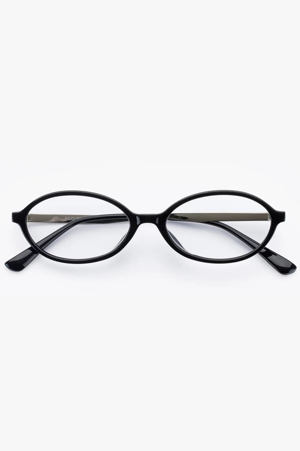 X.2025 글래스 청광(VER 3 COLOR)은 오피스룩과 출근룩에 잘 어울리는 미니멀, 클래식, 시크 스타일의 안경입니다. 블랙, 호피, 코코아 3가지 색상으로 출시되었으며, 메탈 TR, 스테인리스 스틸, CR-39 소재를 사용하여 제작되었습니다. 오벌형 디자인으로 제작되었으며, 블루라이트 차단율 40%, UV 차단율 99.9%를 제공하여 눈 건강을 보호합니다. 초경량 15g으로 편안한 착용감을 선사하며, 인체공학적 코받침과 스테인리스 스틸 다리가 적용되었습니다. 안경 케이스와 클리닝천이 함께 제공됩니다.
