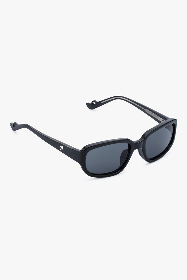 '노아 선글라스 블랙'은 미니멀하고 베이직한 스타일의 캣아이 디자인 선글라스입니다. 플라스틱 소재로 제작되어 가볍고 편안한 착용감을 제공하며, 사계절 내내 활용할 수 있습니다. 블랙 컬러의 렌즈는 자외선(UV400)을 효과적으로 차단하여 눈을 보호해 줍니다. 여행룩이나 휴가룩에 매치하여 스타일리시한 연출을 완성해 보세요. 오버사이즈 프레임으로 트렌디함을 더했습니다.
