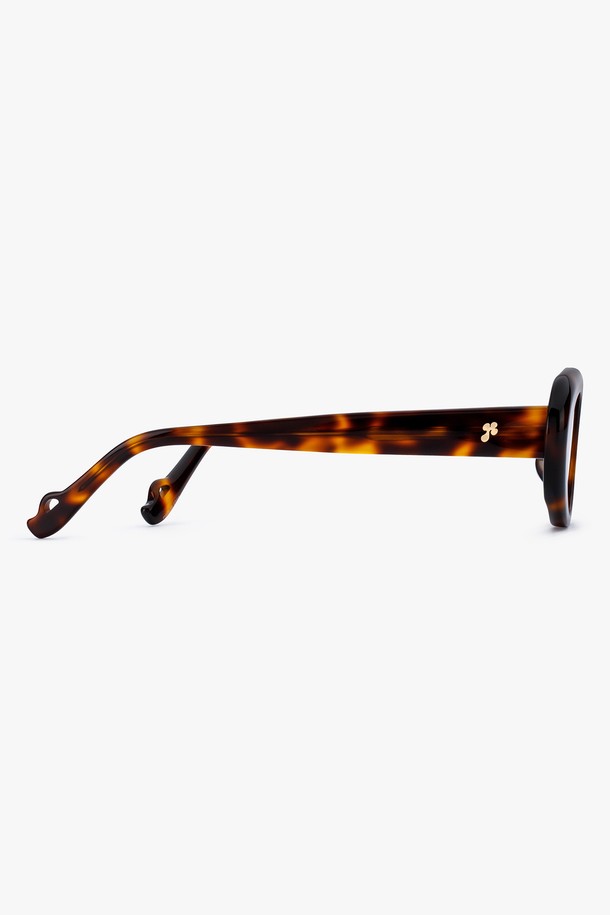 ACETATE JUNI (아세테이트 주니) 선글라스는 미니멀하고 모던한 스타일을 추구하는 공용 선글라스입니다. 블랙 그레이와 와인 컬러로 출시되었으며, 아세테이트와 나일론 소재를 사용하여 가볍고 편안한 착용감을 제공합니다. UV400 자외선 차단 기능과 충격 방지 설계를 통해 눈을 안전하게 보호하며, 일상 및 여행, 휴가룩에 모두 잘 어울립니다. 선글라스 케이스와 클리닝 천이 함께 제공되어 더욱 실용적입니다.
