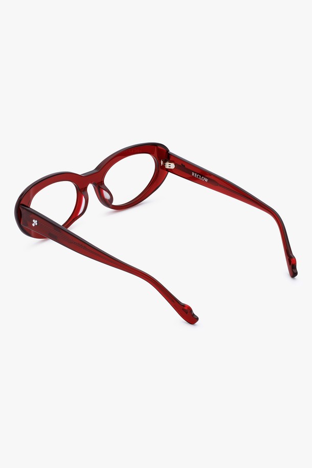 ACETATE JUNI (아세테이트 주니) 선글라스는 미니멀한 스타일을 추구하는 분들을 위한 선글라스입니다. 아세테이트와 나일론 소재로 제작되어 가볍고 편안한 착용감을 제공하며, UV400 자외선 차단 기능으로 눈을 안전하게 보호합니다. Black Gray, Wine, Hopi 3가지 컬러로 출시되어, 여행룩, 휴가룩 등 다양한 TPO에 맞춰 활용하기 좋습니다. R 심볼 디자인 장식으로 포인트를 더했으며, 그레이 틴트 렌즈와 함께 렌즈 클리닝 천, 케이스가 포함되어 실용성을 높였습니다. 
