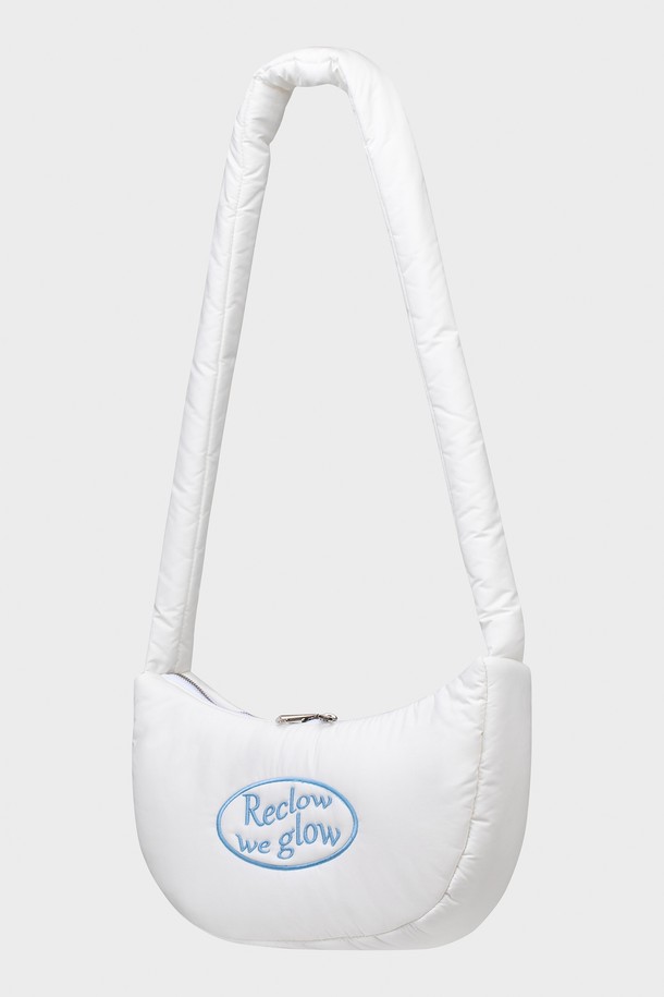 캔디 하프문 백 5 컬러는 부드러운 촉감과 푹신한 디자인이 돋보이는 여성용 가방입니다. 미디엄 사이즈의 반원 모양으로, 퀄팅 및 패딩 디테일이 돋보이며 캐주얼, 미니멀, 걸리시 스타일을 연출하기 좋습니다. 일상, 데이트룩, 쇼핑룩에 매치하기 좋은 실용적인 아이템입니다. 지퍼형 잠금 방식으로 소지품을 안전하게 보관할 수 있으며, 패딩 스트랩으로 편안하게 착용 가능합니다. 화이트, 블랙, 파스텔 핑크, 파스텔 퍼플, 스카이 블루 총 다섯 가지 컬러로 출시되었습니다.
