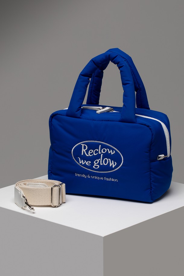 클라우드 패딩 백 4 컬러는 플리스, 캔버스, 면 소재로 제작된 여성용 미디엄 사이즈 패딩백입니다. 퀄팅 및 자수 디테일과 로고 패턴이 특징이며, 사각형 쉐입에 지퍼형 잠금 방식으로 디자인되었습니다. 구름 패딩 디자인, 내부 수납공간 분리, 2-way 스트랩 시스템, 패딩 핸들, 넓은 바닥 등의 특징을 갖춰 동네 마실룩, 쇼핑룩, 여행룩 등 다양한 TPO에 활용 가능합니다. 캐주얼, 미니멀, 클래식 스타일을 즐겨 입는 분들께 추천합니다.
