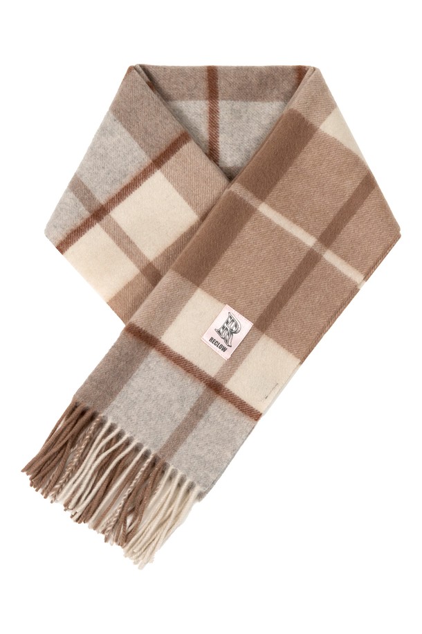 부드러운 캐시미어 100% 소재의 브라운 컬러 체크 머플러입니다. 가을, 겨울 시즌에 어울리는 얇은 두께감으로, 부드러운 촉감과 은은한 광택이 특징입니다. 클래식하고 베이직한 디자인으로, 출근룩이나 모임룩에 포인트를 더해줍니다. 미니멀하거나 캐주얼한 스타일에 매치하여 세련된 분위기를 연출할 수 있으며, 프린지 디테일이 돋보입니다.
