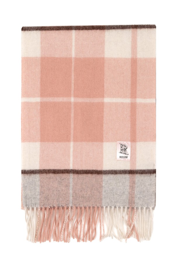 캐시미어 100% 체크 머플러 핑크는 부드러운 촉감과 두꺼운 두께로 따뜻함을 선사하는 겨울, 가을 머플러입니다. 100% 캐시미어 소재로 제작되어 고급스러운 착용감을 제공하며, 체크 패턴과 핑크 컬러가 어우러져 클래식, 미니멀, 캐주얼 스타일 모두 소화 가능합니다. 데이트룩, 모임룩 등 다양한 TPO에 활용하기 좋으며, 프린지 디자인으로 포인트를 더했습니다.
