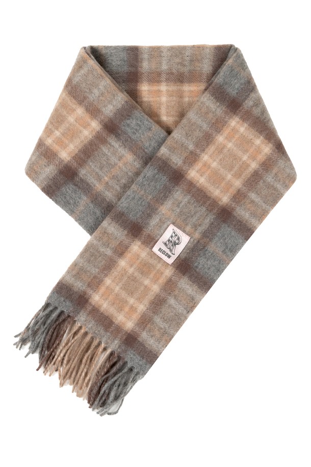 캐시미어 100% 소재의 브라운 타탄체크 머플러입니다. 부드러운 촉감과 두꺼운 두께로 가을, 겨울철 따뜻하게 착용하기 좋습니다. 출근룩, 모임룩 등 다양한 TPO에 클래식, 캐주얼, 미니멀 스타일로 연출할 수 있습니다. 프린지 디테일이 돋보이는 디자인으로, 어떤 룩에도 포인트를 더합니다. 은은한 브라운 컬러의 타탄체크 패턴이 세련된 분위기를 연출합니다.
