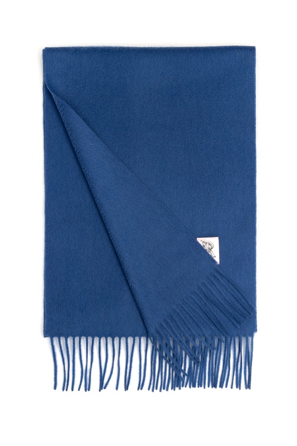 캐시미어 100% 머플러, 시원하고 세련된 블루 컬러가 돋보입니다. 부드러운 촉감의 캐시미어 소재로 제작되어 가을, 겨울철 따뜻하게 사용할 수 있습니다. 베이직하면서도 클래식한 디자인으로 출근룩, 모임룩 등 다양한 TPO에 활용 가능합니다. 두꺼운 두께감과 프린지 디테일이 특징이며, 미니멀, 캐주얼, 클래식 스타일을 즐기는 분들께 추천합니다. 보온성을 더해주는 필수 아이템입니다.
