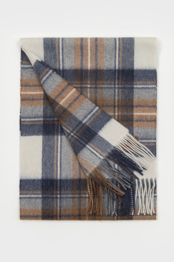 MUNM 체크 캐시미어 100% 머플러 캐럿은 부드러운 촉감과 얇은 두께로 가을, 겨울철에 착용하기 좋은 머플러입니다. 네이비, 브라운, 화이트 세 가지 색상으로 출시되었으며, 100% 캐시미어 소재로 제작되어 고급스러운 분위기를 연출합니다. 체크 패턴과 프린지 디자인이 특징이며, 클래식, 미니멀, 캐주얼 등 다양한 스타일과 잘 어울립니다. 출근룩, 모임룩 등 TPO에 구애받지 않고 활용할 수 있어 실용적입니다.
