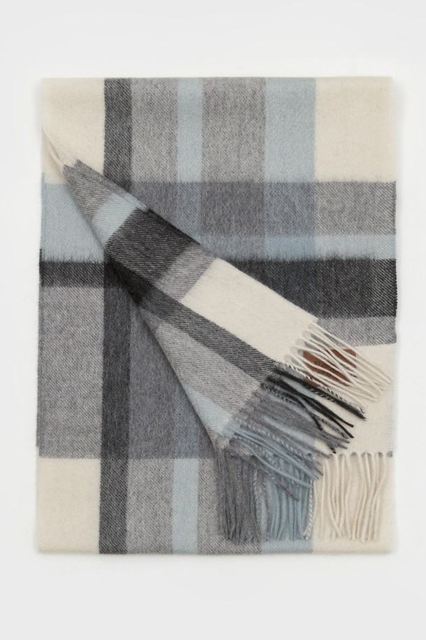 MUNM(문엠) 체크 캐시미어 100% 머플러 그레이는 부드러운 촉감과 따뜻함을 선사하는 머플러입니다. 100% 캐시미어 소재로 제작되어 가을, 겨울철에 착용하기 좋으며, 얇은 두께감으로 답답함 없이 부드럽게 감쌀 수 있습니다. 클래식하고 베이직한 디자인에 그레이 컬러와 체크 패턴이 더해져 어떤 스타일에도 잘 어울립니다. 미니멀한 스타일을 즐기는 분들께 특히 추천하며, 데일리 아이템으로 활용하기 좋습니다.
