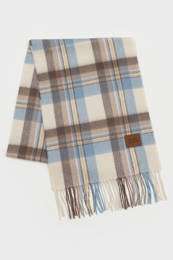 MUNM 체크 캐시미어 100% 머플러 아이보리는 부드러운 촉감의 얇은 두께로, 가을과 겨울에 따뜻함을 더해주는 머플러입니다. 100% 캐시미어 소재로 제작되어 고급스러운 분위기를 자아내며, 아이보리 컬러와 체크 패턴이 어떠한 스타일에도 잘 어울립니다. 클래식, 미니멀, 캐주얼 등 다양한 스타일에 매치하여 출근룩, 모임룩에 포인트를 줄 수 있습니다. 부드러운 감촉과 따뜻함을 동시에 선사하는 머플러를 경험해 보세요.
