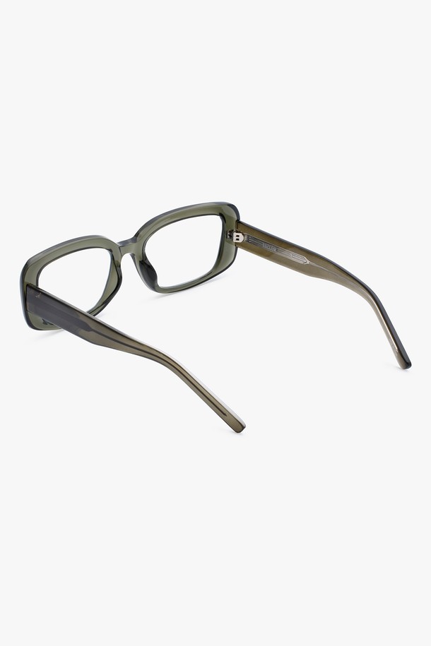 BIBBL GLASS KHAKI (비블 글래스 카키) 청광 VER는 클래식과 트렌디함을 동시에 잡은 안경입니다. 블랙, 카키, 아이보리 3가지 컬러로 출시되었으며, TR소재와 PC 소재를 사용하여 가볍고 내구성이 뛰어납니다. 직사각형 프레임과 소프트 노즈패드로 편안한 착용감을 제공하며, UV400 보호 및 블루라이트 차단 기능을 갖춰 디지털 기기 사용 시 눈을 보호합니다. 논렌즈(제로파워) 타입으로 집콕룩, 오피스룩, 캐주얼 등 다양한 스타일에 매치하기 좋습니다. 구성품으로 보호 케이스와 렌즈 클리닝 천이 포함되어 있습니다.
