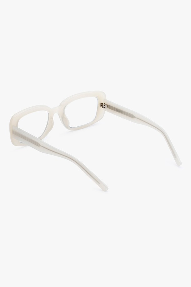 BIBBL GLASS IVORY (비블 글라스 아이보리) 청광 VER는 클래식하고 트렌디한 스타일을 모두 아우르는 안경입니다. 아이보리, 블랙, 카키 세 가지 색상으로 출시되어 오피스룩, 출근룩 등 다양한 TPO에 맞춰 착용하기 좋습니다. TR 소재와 PC 소재를 사용하여 가볍고 고탄성으로 제작되었으며, 소프트 노즈패드로 편안한 착용감을 제공합니다. 사각형 프레임리스 디자인은 미니멀하고 캐주얼한 스타일을 연출하며, 청광 차단 및 UV 차단 기능으로 눈 건강까지 챙길 수 있습니다. 무도수 렌즈로 데일리하게 착용하기 좋은 안경입니다.
