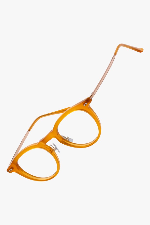 아세테이트 미미 글래스 펌킨 안경테는 미니멀한 디자인과 클래식한 스타일을 결합한 제품입니다. 블랙, 호피, 펌킨 세 가지 색상으로 출시되었으며, 아세테이트와 티타늄의 견고한 조합으로 제작되어 내구성을 높였습니다. UV400 보호 및 블루라이트 차단 기능을 통해 눈 건강을 지켜주며, 조절 가능한 코패드와 교체 가능한 렌즈로 편안한 착용감을 제공합니다. 일상생활에서 세련된 스타일을 연출하고 싶은 모든 분들께 추천합니다.
