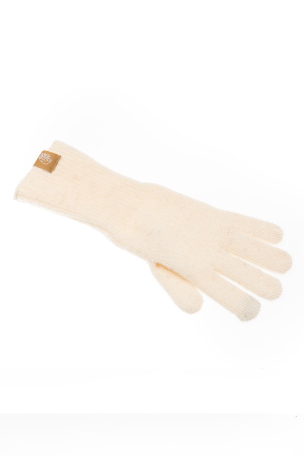 무지 롱장갑 아이보리는 부드러운 니트 소재로 제작되어 가을, 겨울철 보온성을 책임지는 아이템입니다. 롱 기장으로 손목을 따뜻하게 감싸주며, 일상 및 출근룩, 모임룩 등 다양한 TPO에 활용할 수 있습니다. 미니멀, 클래식, 캐주얼 스타일 모두에 잘 어울리는 베이직한 디자인으로, 아이보리 컬러는 어떤 옷에도 자연스럽게 매치됩니다. 무지 패턴으로 깔끔함을 더해 유행을 타지 않고 오랫동안 착용할 수 있습니다. 포근한 촉감으로 편안하게 착용할 수 있는 실용적인 장갑입니다.
