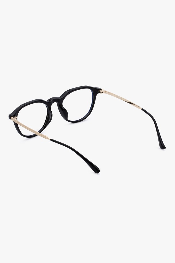 X.YOUNG GLASS GOLD BLACK(엑스.영 글라스 골드 블랙)은 클래식하고 미니멀한 스타일을 추구하는 분들을 위한 선글라스입니다. 골드와 블랙의 투톤 컬러 조합이 세련된 느낌을 주며, 금속 소재의 메탈 프레임으로 제작되어 견고합니다. 일반형 프레임 형태에 자외선 차단 기능을 갖춰, 사계절 내내 일상에서 편안하게 사용할 수 있습니다. 어떤 스타일에도 잘 어울리는 디자인으로, 당신의 개성을 더욱 돋보이게 해줍니다.
