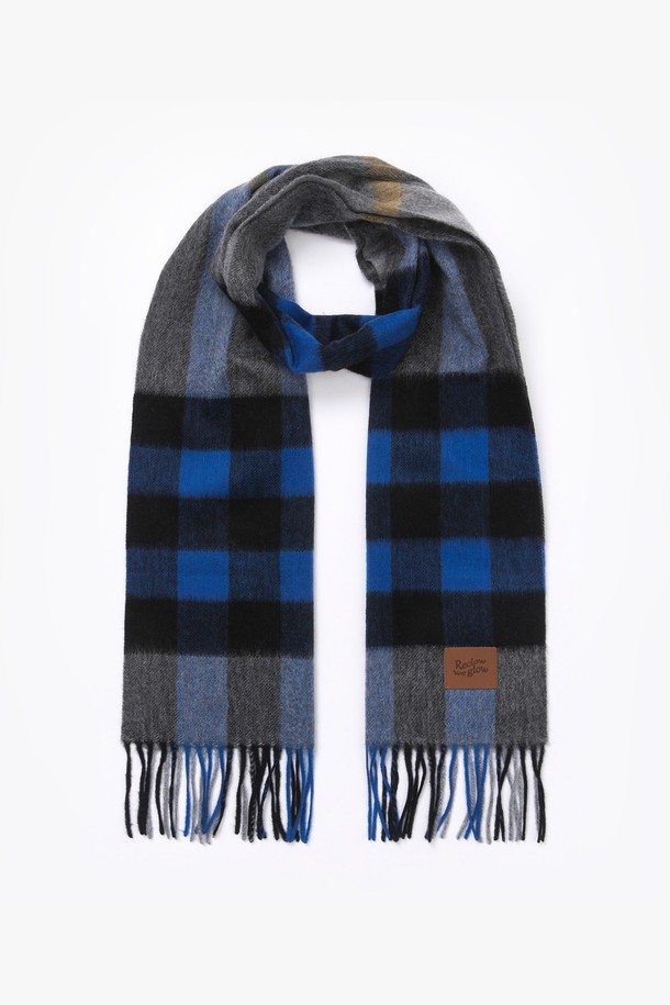 캐시미어 100% 머플러 딥블루는 부드러운 촉감의 두꺼운 캐시미어 소재로 제작되어 가을과 겨울철에 따뜻하게 착용할 수 있습니다. 딥블루, 그레이, 블랙 세 가지 색상으로 출시되어 다양한 스타일에 매치하기 용이합니다. 체크 패턴과 프린지 디자인으로 클래식하면서도 캐주얼한 느낌을 줍니다. 출근룩, 모임룩 등 다양한 TPO에 활용 가능한 머플러입니다. 100% 캐시미어 특유의 고급스러움과 보온성을 느껴보세요.
