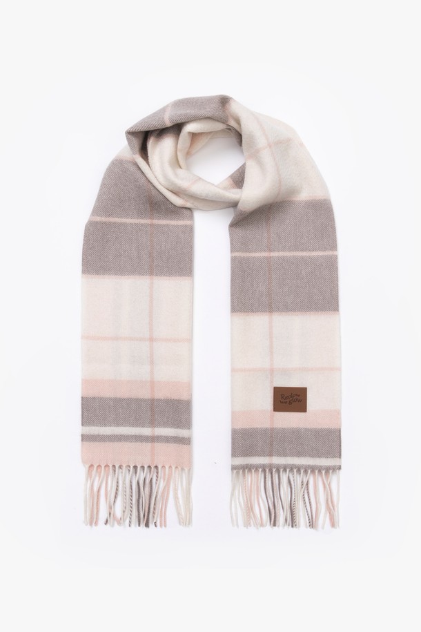 캐시미어 100% 머플러 문 핑크는 여성스러운 분위기를 연출하는 머플러입니다. 부드러운 촉감의 100% 캐시미어 소재로 제작되어 가을, 겨울철 따뜻하게 착용할 수 있습니다. 클래식하고 엘레강스한 스타일을 살려주며, 체크 패턴과 프린지 디자인이 특징입니다. 모임룩에 포인트 아이템으로 활용하여 세련된 미니멀 스타일을 완성해보세요. 두꺼운 두께감으로 보온성을 높였습니다.
