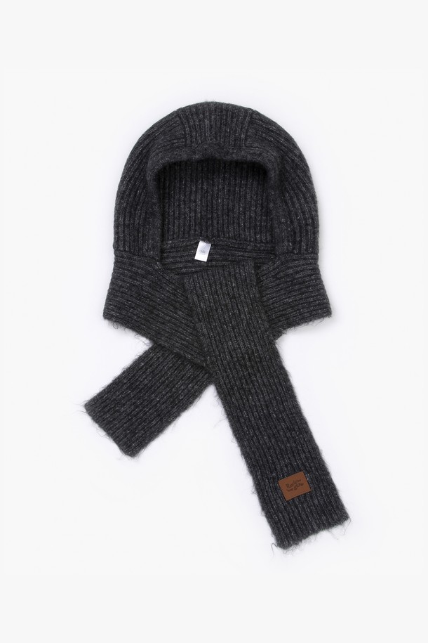 MOCHI 발라클라바 차콜은 울과 아크릴 혼방 소재로 제작되어 부드러운 촉감을 자랑하는 방한용 발라클라바입니다. 깊은 모자 깊이와 목까지 감싸는 디자인으로 가을, 겨울철 추위로부터 얼굴 전체를 따뜻하게 보호해줍니다. 무지 패턴의 차콜 컬러는 클래식, 미니멀, 캐주얼 등 다양한 스타일 연출에 용이하며, 등산룩, 캠핑룩, 출근룩 등 TPO에 구애받지 않고 활용할 수 있습니다. 스카프 형태 디자인으로 편안하게 착용 가능하며, 두꺼운 두께감으로 보온성을 높였습니다. 
