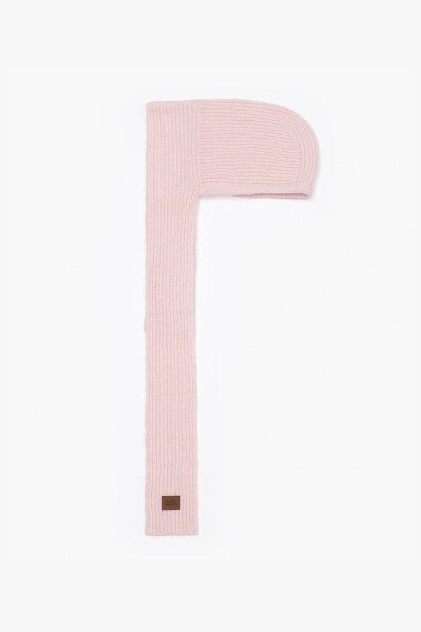 모치 발라클라바 핑크는 부드러운 니트 소재로 제작되어 겨울철 따뜻함을 선사하는 여성용 발라클라바입니다. 깊은 모자 깊이와 목까지 감싸는 디자인으로 보온성을 높였으며, 무지 패턴의 사랑스러운 핑크 컬러가 캐주얼하고 미니멀한 스타일을 연출합니다. 포근한 촉감의 이 발라클라바는 추운 날씨에도 스타일리시하게 착용할 수 있는 필수템입니다.
